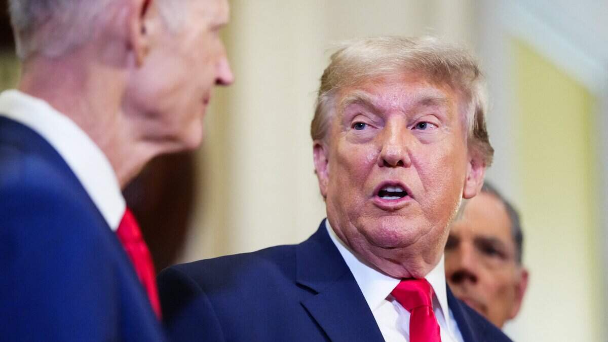 El senador estadounidense Rick Scott, republicano por Florida, observa mientras el presidente Donald Trump habla con la prensa tras una reunión-almuerzo con senadores republicanos en el Capitolio de Estados Unidos, en Washington D.C., el 24 de junio de 2026.