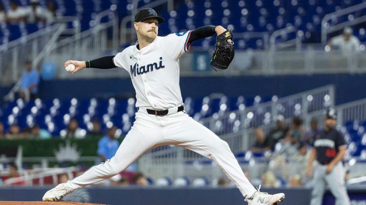 El abridor de los Marlins Janson Junk lanza en el primer inning del partido ante los Mellizos de Minnesota, celebrado el 2 de julio de 2025 en Miami.