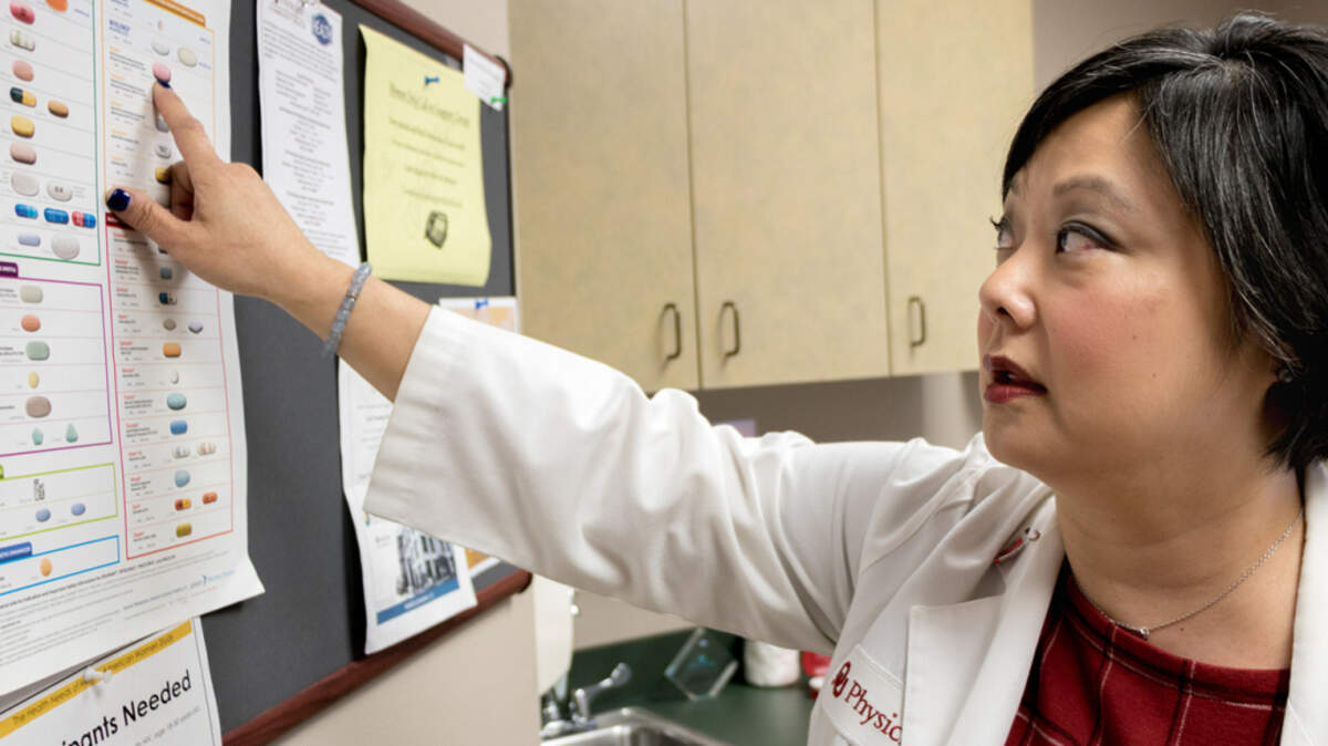 La doctora Michelle Salvaggio, directora médica del Instituto de Enfermedades Infecciosas del Centro de Ciencias de la Salud de la Universidad de Oklahoma, en Oklahoma City, muestra los medicamentos que se utilizan para tratar el VIH/SIDA. Desde que surgió la epidemia a comienzos de los años 80, avances médicos han logrado que los pacientes seropositivos tengan vidas saludables.