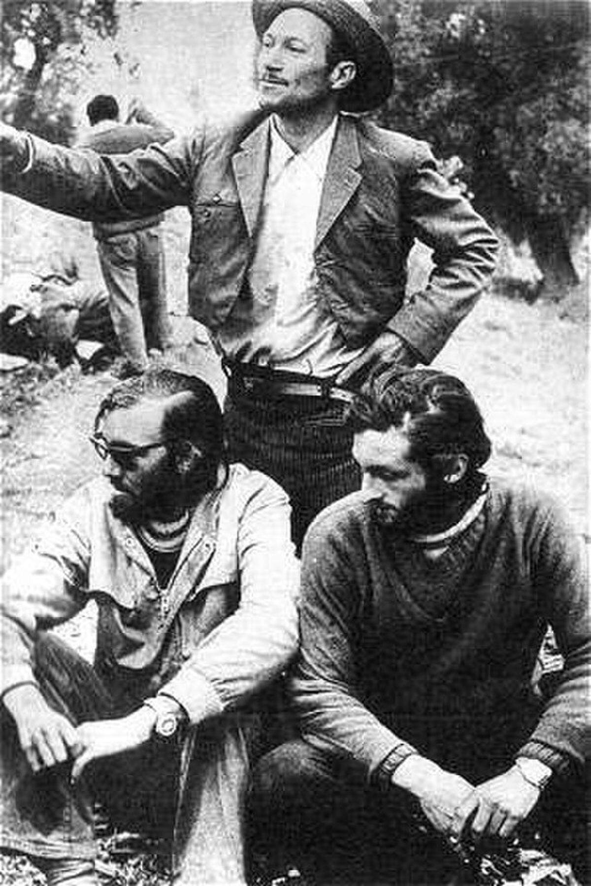 Fernando Parrado y Roberto Canessa junto al arriero Sergio Catalán, quien les encontrara perdidos en las montañas de los Andes, después de diez terribles días de caminata en medio de la cordillera (tragedia y milagro de los Andes).