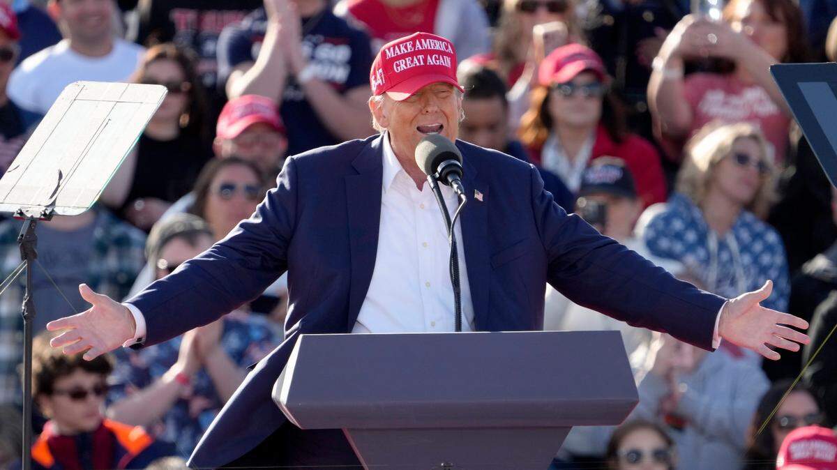 El expresidente Donald Trump da un discurso durante un acto de campaña en Dayton, Ohio, el sábado 16 de marzo de 2024.