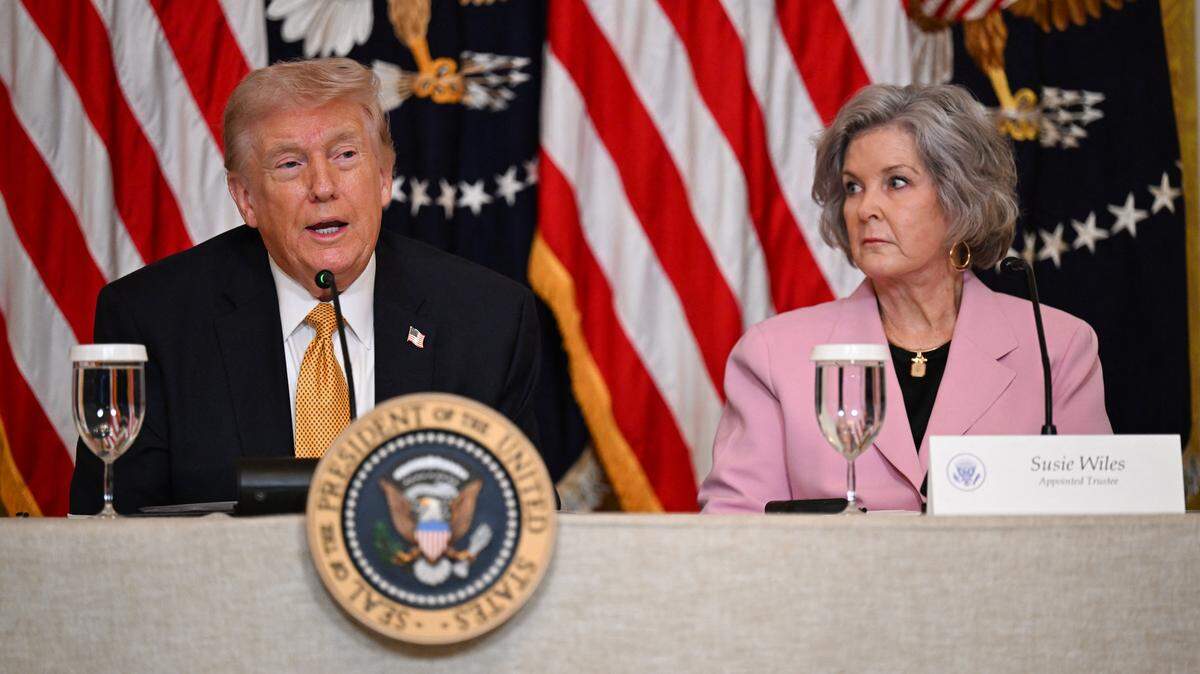 El presidente de Estados Unidos, Donald Trump, ofrece un almuerzo a los miembros de la junta del Kennedy Center mientras la jefa de gabinete Susie Wiles observa en la Casa Blanca en Washington, D.C., el 16 de marzo de 2026.