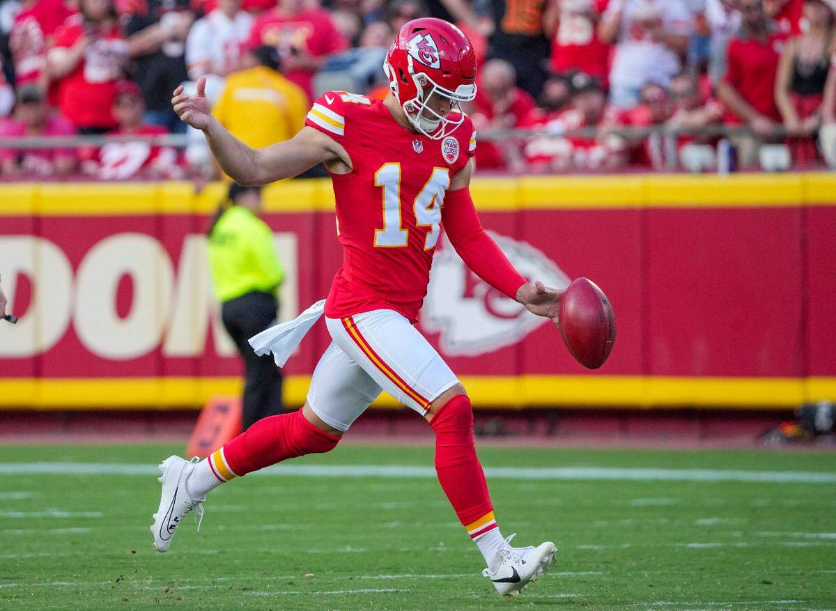 El desempeño del punter de los Chiefs de Kansas City, Matt Araiza, en la temporada 2024 lo colocó como uno de los pateadores de despeje más consistentes en la liga.