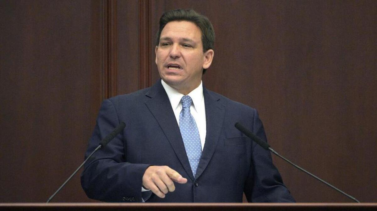 El gobernador de Florida, Ron DeSantis, se dirige a una sesión conjunta de la legislatura, el martes 11 de enero de 2022, en Tallahassee, Fla. (AP /Phelan M. Ebenhack)