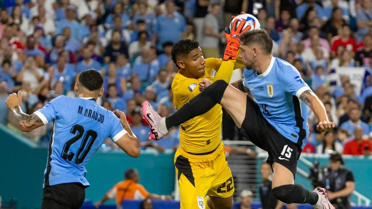 El portero panameño Orlando Mosquera controla la pelota ante los jugadores de Uruguay Federico Valverde (15) y Maximiliano Araujo (20), en el partido de la Copa América celebrado el 23 de junio de 2024 en el Hard Rock Stadium en Miami Garden, Florida.