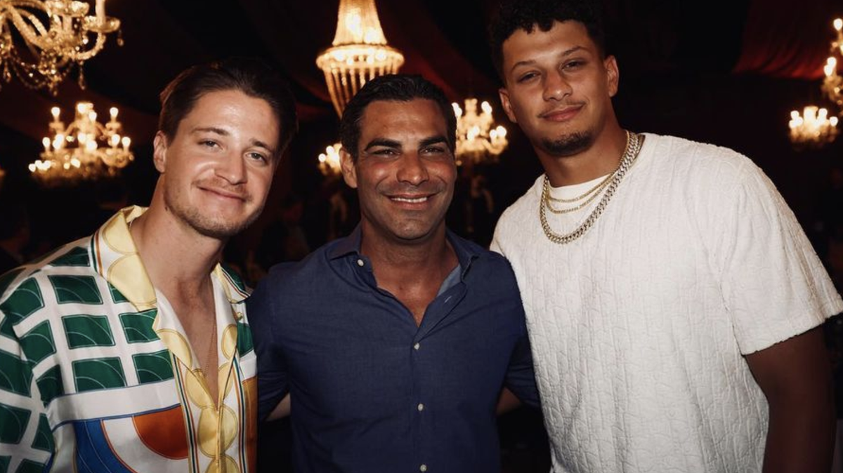 De izquierda a derecha: el DJ noruego Kygo, el alcalde de Miami, Francis Suárez, y el quarterback de los Kansas City Chiefs Patrick Mahomes posando juntos en la tercera noche de Carbone Beach, una cena de $3,000 por persona en Miami Beach, durante el Gran Premio inaugural de Fórmula 1 en 2022.