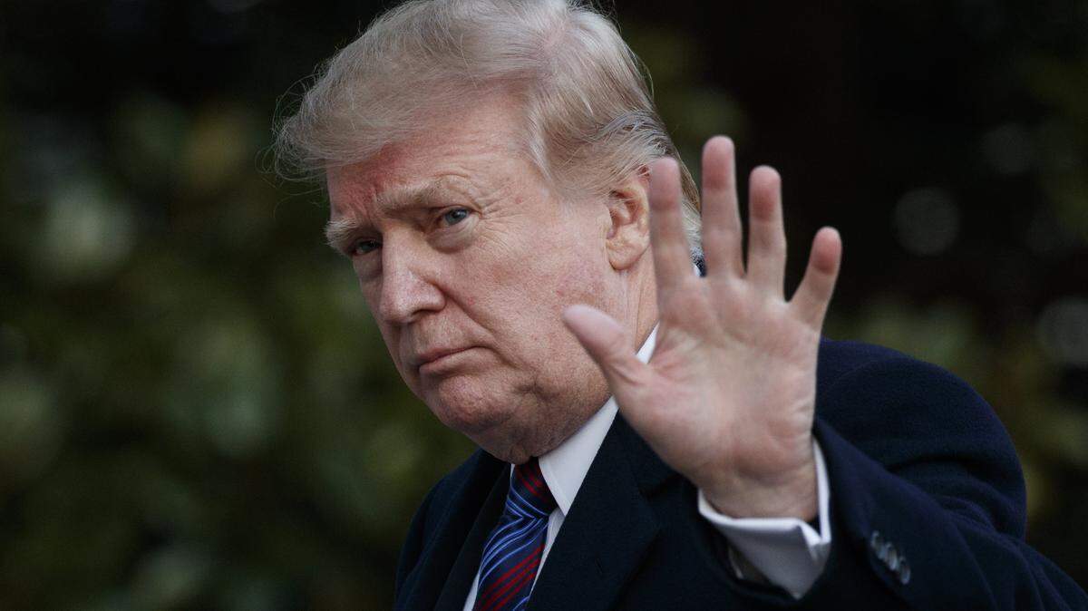 El presidente Donald Trump saluda después de llegar a Marine One en el jardín sur de la Casa Blanca en Washington, el viernes 8 de febrero de 2019. El presidente regresaba a la Casa Blanca después de su examen físico anual en el Centro Médico Nacional Militar Walter Reed. (Foto AP / Carolyn Kaster)