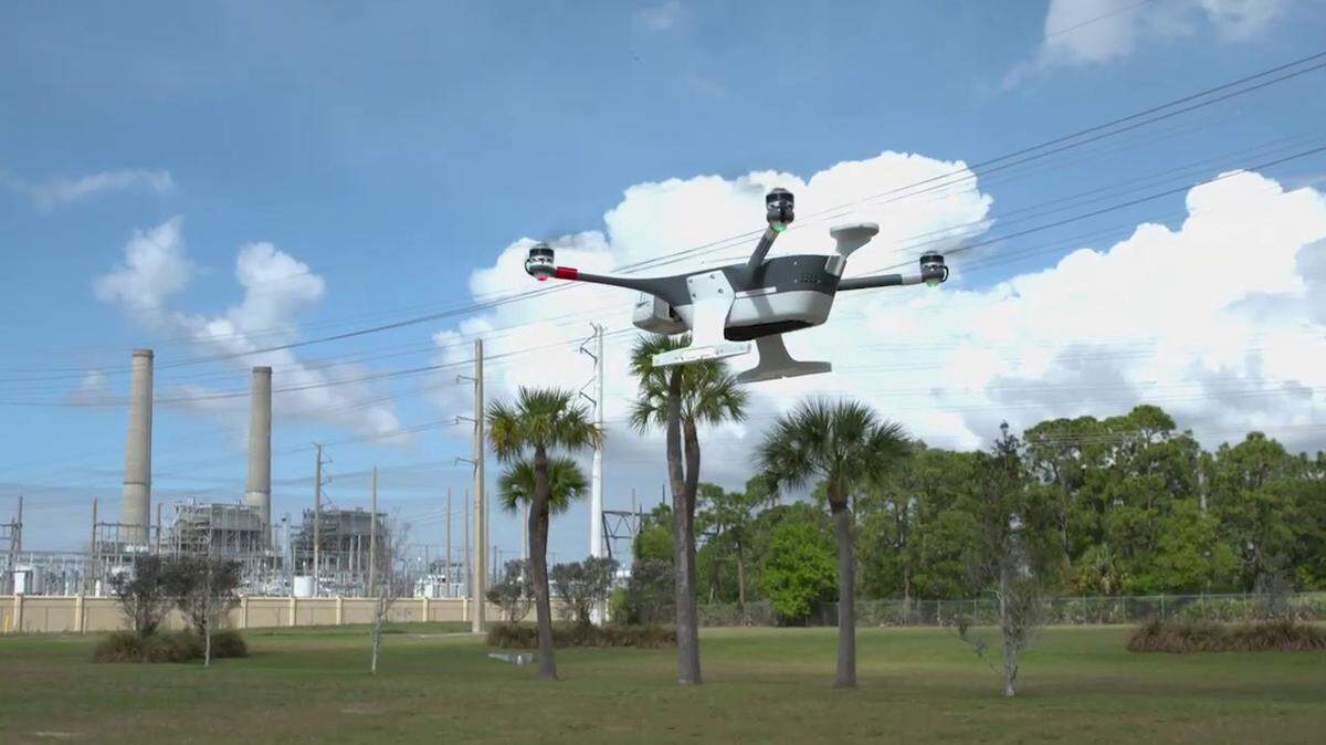 Nuestro dron en caja vuela de forma autónoma, fuera de la línea visual y a lo largo de una ruta predeterminada. Equipado con cámaras térmicas, puede identificar variaciones de temperatura en nuestros equipos, lo que nos ayuda a detectar cualquier área de riesgo antes de que se produzca una interrupción.