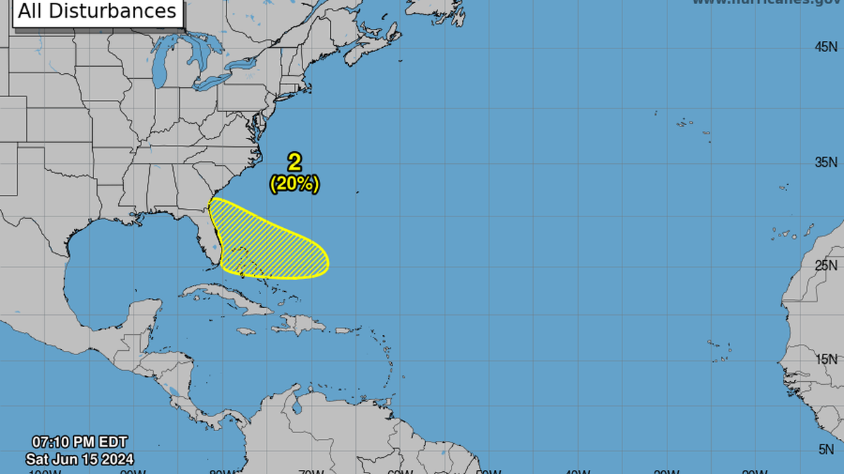 Los meteorólogos están vigilando dos perturbaciones en el Atlántico, una podría convertirse en la tormenta Alberto y la segunda en una zona de baja presión.