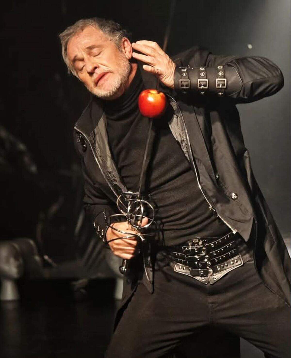 Otro momento de la obra, con Juan David Ferrer como Amlet, que debe su nombre al rescate que hicieron Orizondo y Jimmy de la leyenda nórdica original en la cual se inspiró Shakespeare.