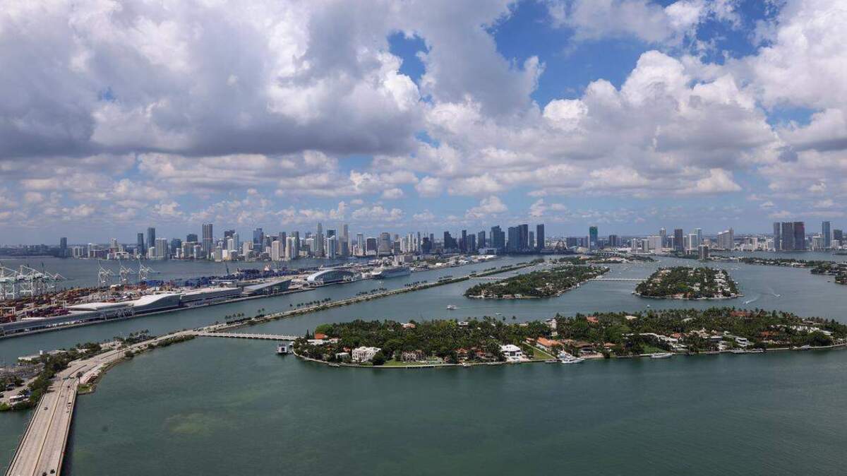 Vista desde el dormitorio de una unidad en la lujosa torre de condominios Five Park en Miami Beach. El condominio se cotizó en $21 millones en agosto de 2025.