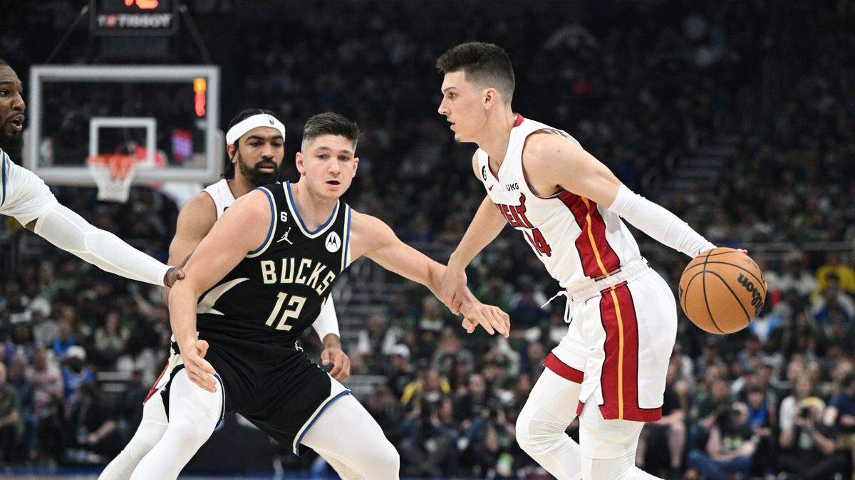 El jugador del Heat Tyler Herro (der.) trata de entrar al aro ante la marca de Jrue Holiday, en el partido celebrado el 16 de abril de 2023 en el Fiserv Forum de Milwaukee.