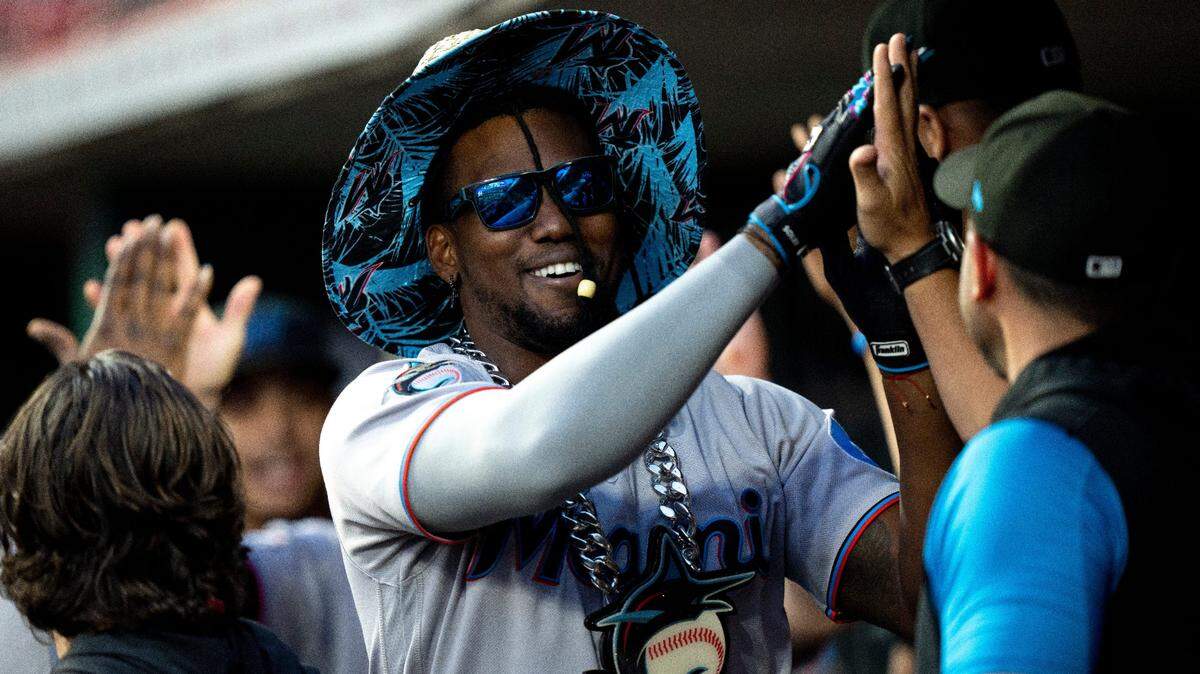 El bateador designado de los Marlins Jorge Soler celebra tras pegar su jonrón 28 de la temporada en el séptimo inning del partido ante los Rojos, celebrado el 8 de agosto de 2023 en Cincinnati.