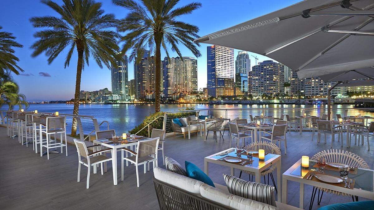 Terraza frente al mar del restaurante peruano La Mar de Gastón Acurio en el Mandarin Oriental de Brickell Key en Miami.