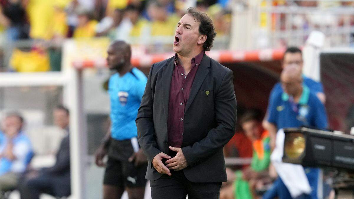 El director técnico Néstor Lorenzo ha levantado a una selección de Colombia que tras no clasificar al Mundial de Catar hoy es favorita en la Copa América. En la foto, Lorenzo dirige el partido de Colombia ante Brasil, durante la tercera ronda de la Copa América, en Santa Clara, California, el 2 de julio de 2024. 