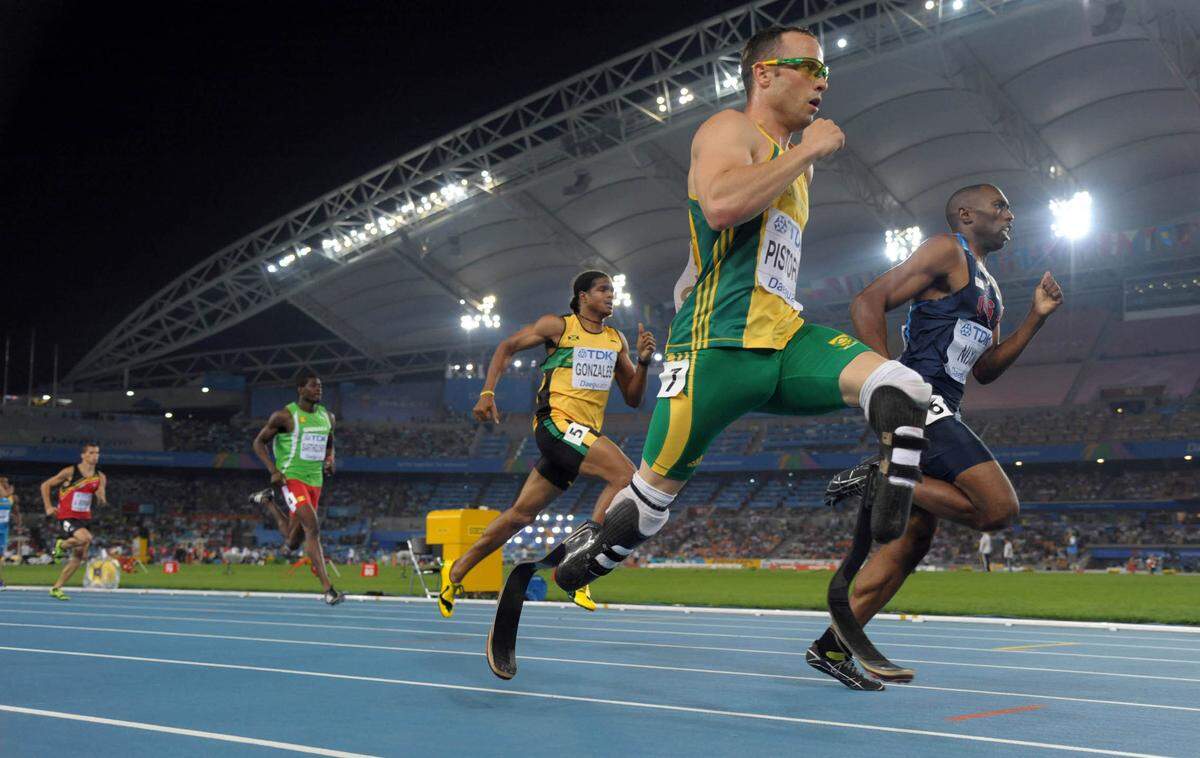 El atleta sudafricano Oscar Pistorius, que tiene una doble amputación en las piernas, participa en una carrera de 400 metros planos en Daegu, Corea del Sur, el 29 de agosto de 2011.