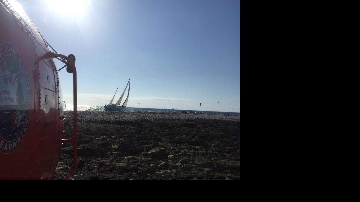Un helicóptero de la Guardia Costera rescató el viernes a unas 25 millas al norte de la localidad de Gibara, en Cuba, a dos marineros estadounidenses cuyo velero había encallado, informó esta institución. El comando central del Distrito Séptimo de la Guardia Costera, en Miami, fue alertado del naufragio esta madrugada mediante una señal de auxilio que indicaba la posición de la embarcación, de 39 pies de eslora. De inmediato, un helicóptero se dirigió al lugar del incidente y "rápidamente divisó el velero encallado y con daños importantes", señaló la Guardia Costera en un comunicado. Los dos ocupantes fueron transportados a Matthew Town, en la isla de Great Inagua.