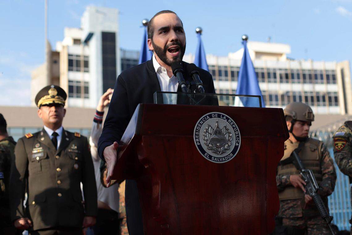 El presidente de El Salvador, Nayib Bukele, acompañado de miembros de las Fuerzas Armadas, habla ante sus seguidores frente a la Asamblea Nacional, el domingo 9 de febrero de 2020 en San Salvador. 
