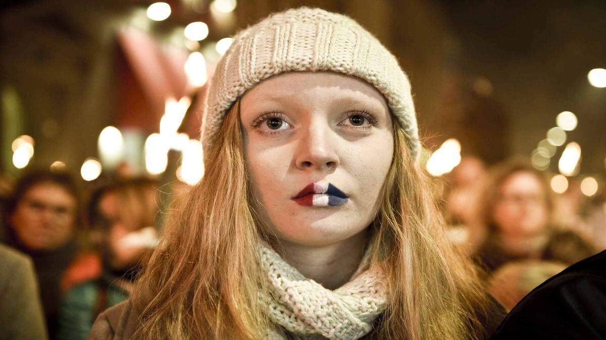Una muchacha asiste a una vigilia por las víctimas de los atentados en París, este domingo frente a la embajada de Francia en Copenhague, Dinamarca.