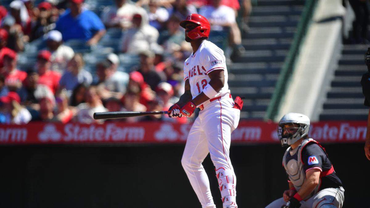 El jardinero de los Angelinos Jorge Soler batea un jonrón en el sexto inning contra los Guardianes de Cleveland, en el partido celebrado el 6 de abril de 2025 en Los Angeles.