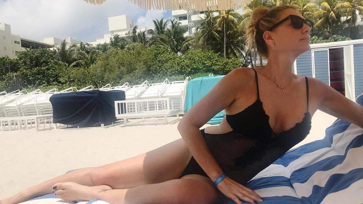 La empresaria, modelo y presentadora de televisión Daisy Fuentes revolucionó las redes con un posado en South Beach.