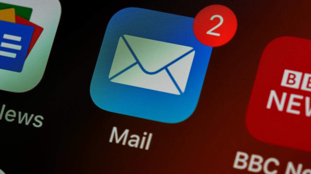 Recibir correos electrónicos del trabajo fuera del horario genera estrés anticipatorio y desgaste. Es por eso qué la desconexión digital es clave para la salud mental laboral.