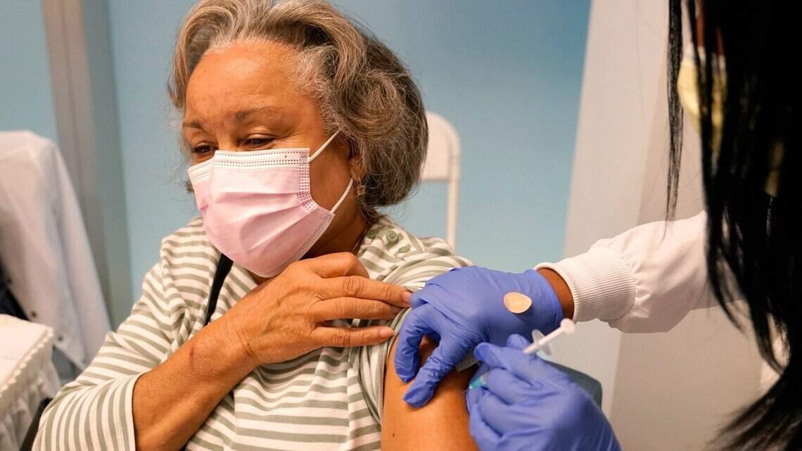 EEUU aprueba la tercera dosis de Pfizer para mayores de 65 años y otros casos