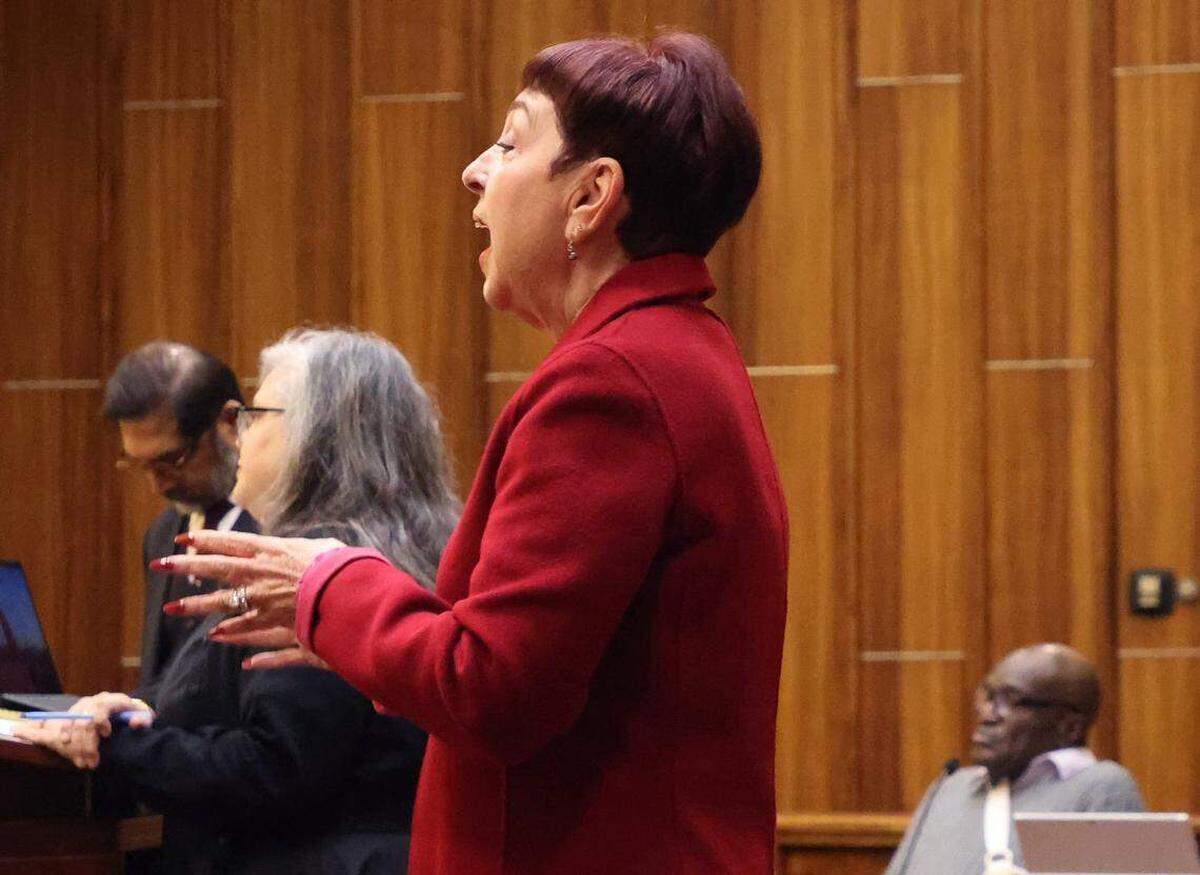 La fiscal estatal Abbe Rifkin, en el centro, habla durante los alegatos iniciales en el juicio de Harrel Braddy, a la derecha, condenado por abandonar a una niña de cinco años en los Everglades en 1998, y que compareció el martes 20 de enero de 2026, en un tribunal de Miami, Florida. De izquierda a derecha: los abogados defensores Khurrum Wahid, Carmen Vizcaino, la fiscal Abbe Rifkin y Harrel Braddy.