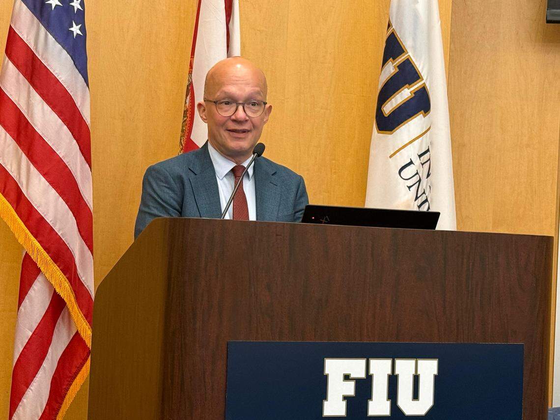 Jan-Michael Simon, presidente del grupo de expertos sobre Nicaragua de la ONU, participa en el panel “Trazando caminos para la justicia y la democracia en Nicaragua”, en Miami el 20 de abril de 2026.