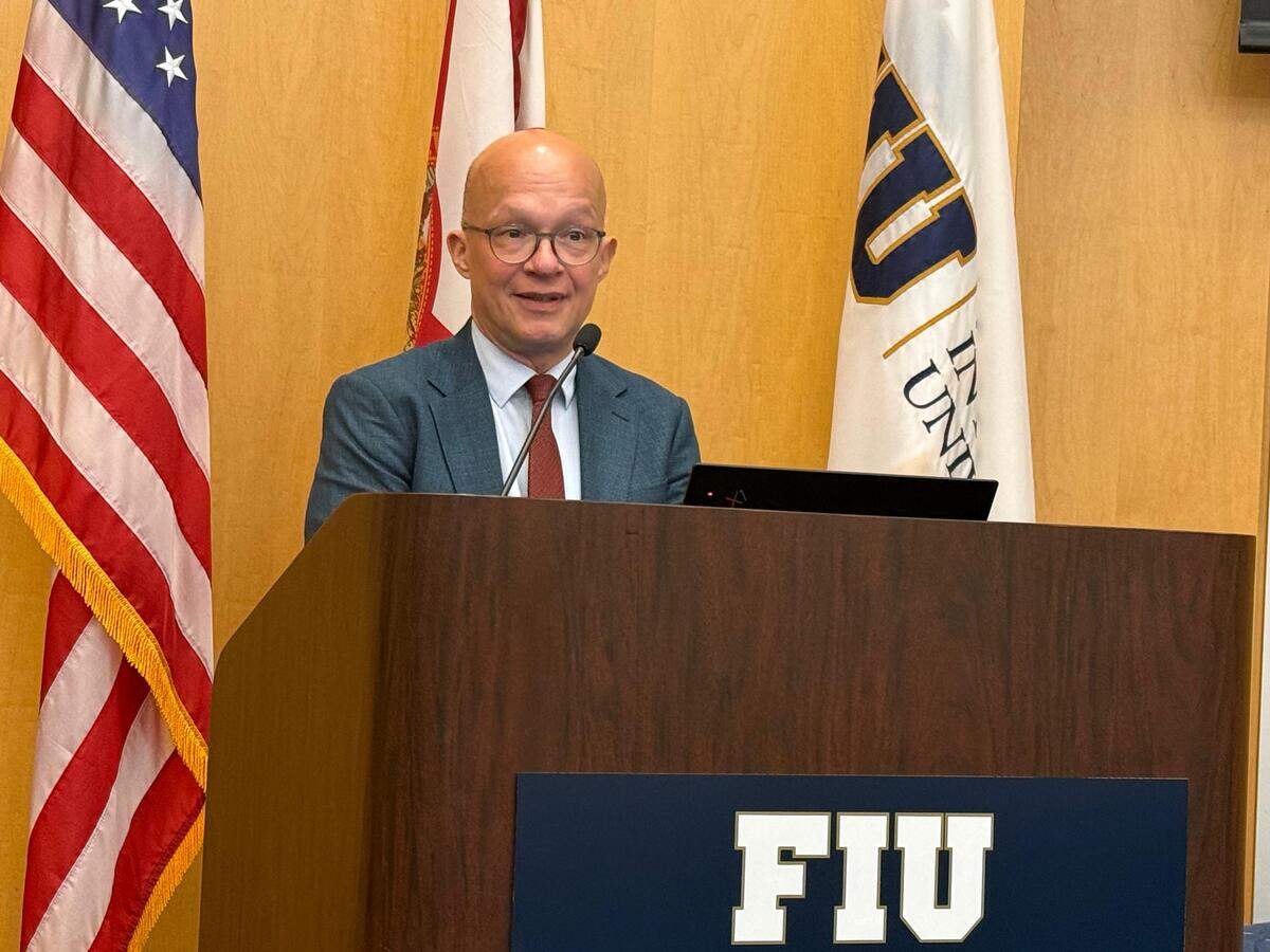 Jan-Michael Simon, presidente del grupo de expertos sobre Nicaragua de la ONU, participa en el panel “Trazando caminos para la justicia y la democracia en Nicaragua”, en Miami el 20 de abril de 2026.