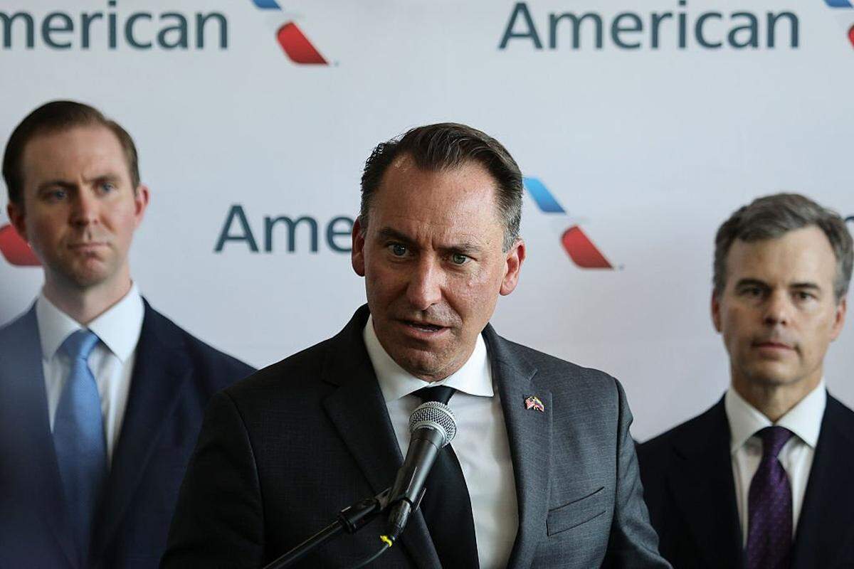 El director ejecutivo del Consejo Nacional de Dominio Energético, Jarrod Agen, habla con la prensa durante la llegada del vuelo 3599 de American Airlines, procedente de Miami, al Aeropuerto Internacional Simón Bolívar, el 30 de abril de 2026 en La Guaira, Venezuela. El director ejecutivo del Consejo Nacional de Dominio Energético, Jarrod Agen, viajó a bordo de este vuelo.