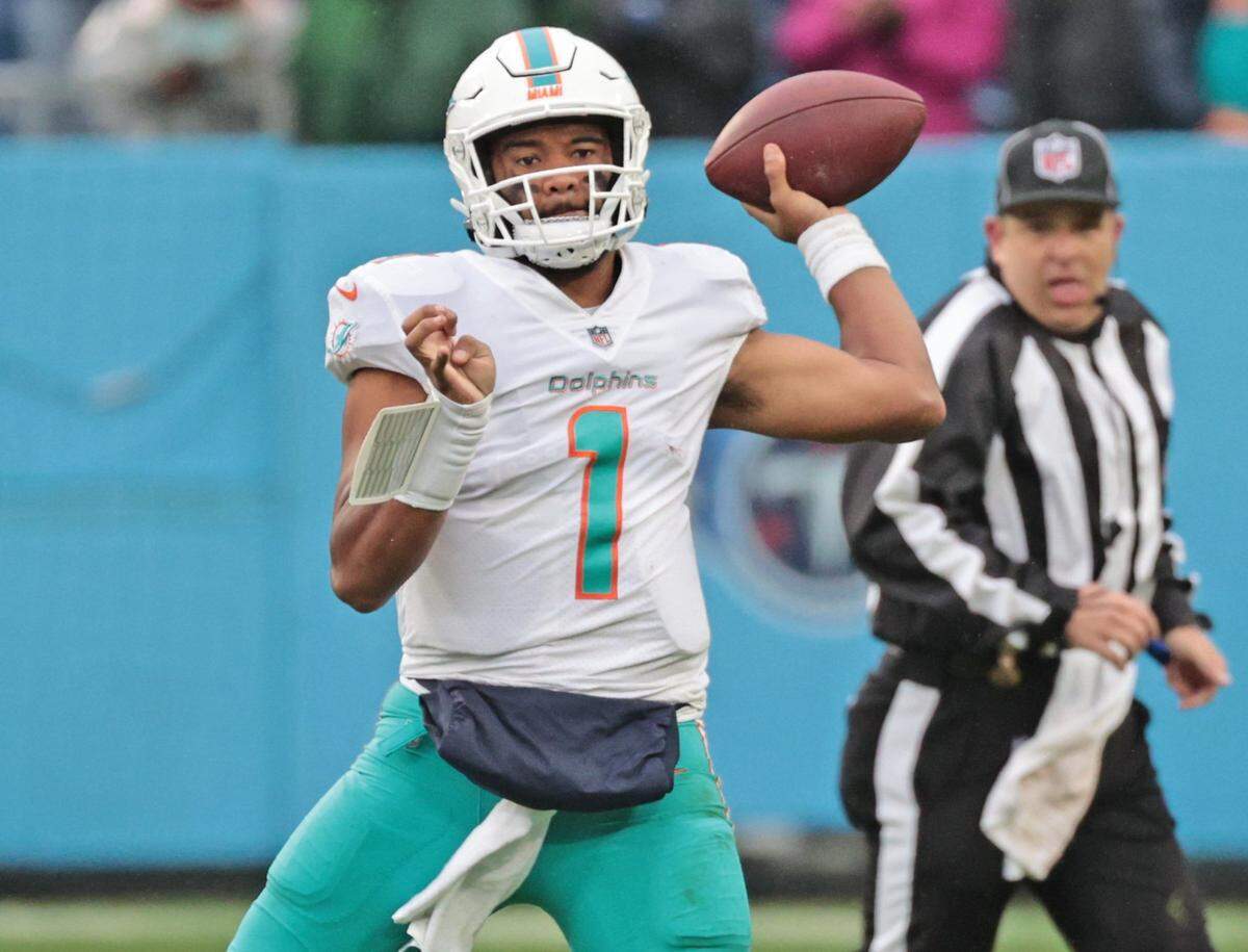 El quarterback de los Dolphins Tua Tagovailoa pasa el ovoide en el partido ante los Titans, celebrado el el 2 de enero de 2022 en Nashville, Tennessee.