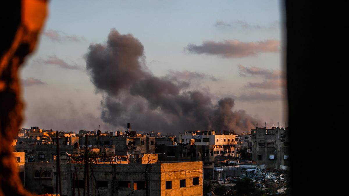 Humo se eleva tras un ataque aéreo israelí en el campo de refugiados de Jabalia, en el norte de la Franja de Gaza, el 27 de mayo de 2025.
