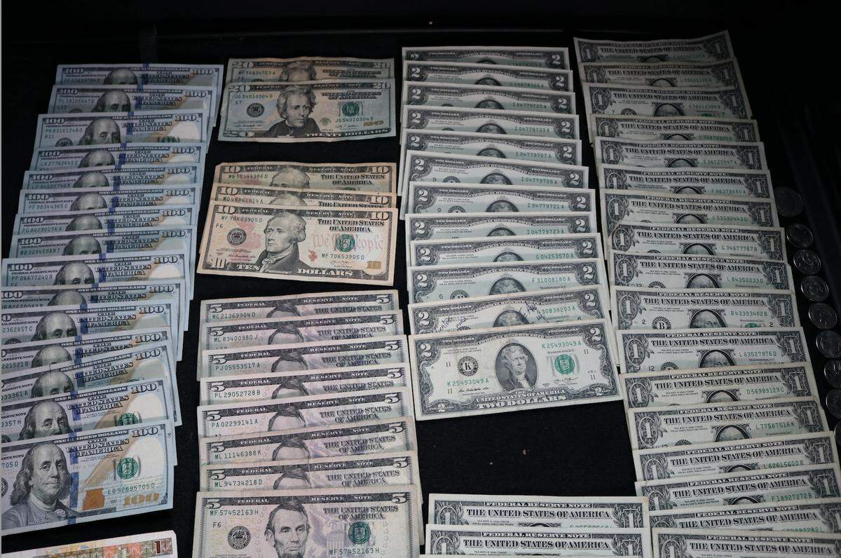 Las autoridades hallaron dinero en efectivo durante una inspección a la casa donde retenían a ocho víctimas de tráfico sexual en el Condado Hillsborough, Florida.