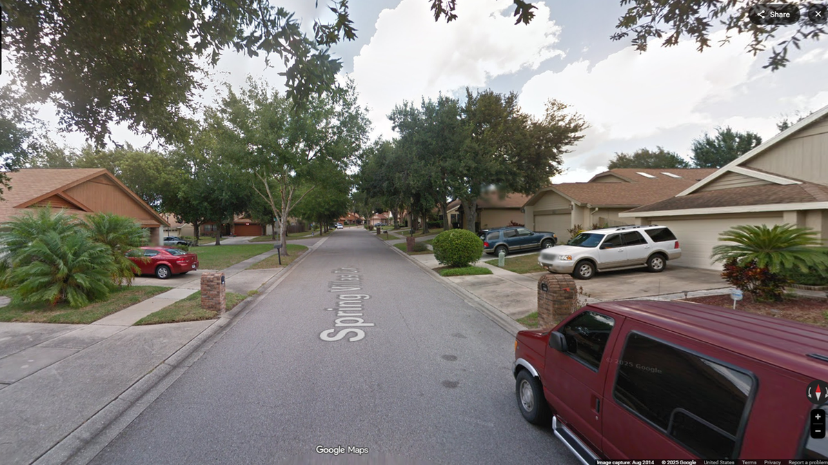 Los agentes llegaron al lugar y encontraron a los dos pasajeros en el porche de una vivienda en Spring Villas Circle, cerca de Orlando, Florida, según informaron las autoridades. Imagen de Street View tomada en abril de 2014. © 2025 Google.