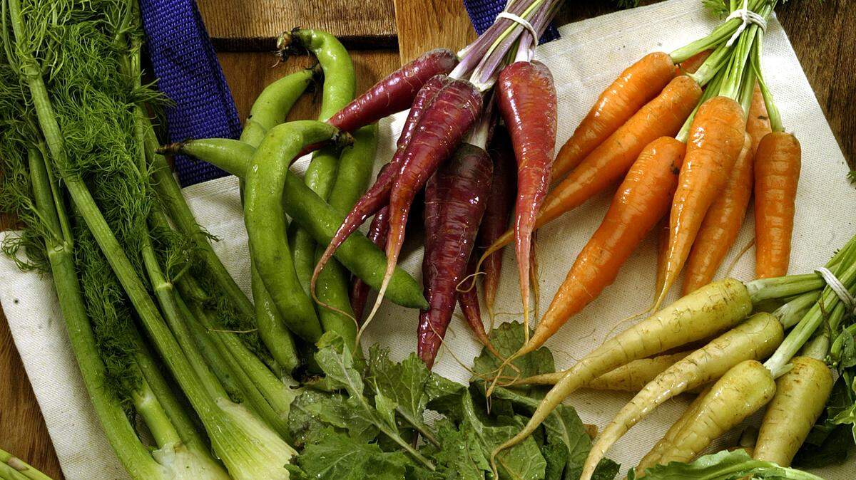 Una dieta vegana es totalmente basada en plantas, se centra en vegetales, frutas, granos integrales, legumbres, nueces y semillas. Excluye la carne, el pescado, los lácteos y los huevos. Los veganos, en general, evitan comer alguna cosa que venga de un animal.