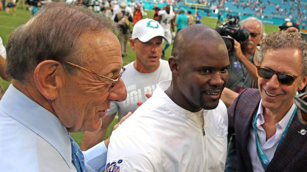 El dueño de los Dolphins Stephen Ross (izq.) y el entrenador Brian Flores abandonan el campo después de un triunfo ante los Jets de New York, el 3 de noviembre de 2019 en el Hard Rock Stadium en Miami Gardens, Florida.