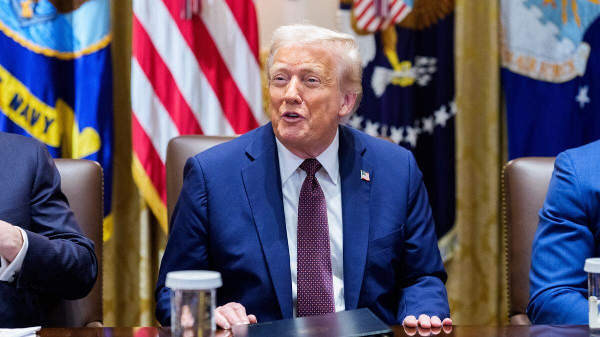 El presidente de los Estados Unidos, Donald Trump, sugirió este martes que podría enviar cheques de “rembolso arancelario” a los ciudadanos del país, con el dinero que ingresa de las nuevas cargas aduaneras impuestas a casi todas las naciones del mundo.