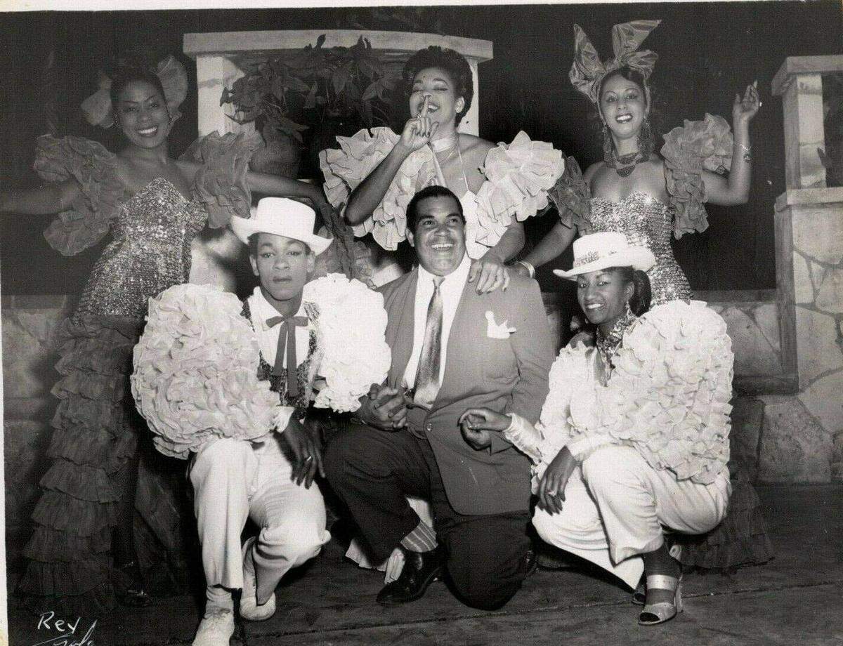 Celia Cruz y un grupo de artistas durante la década de 1950