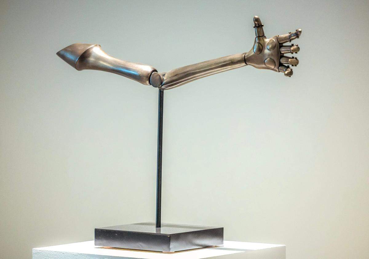 Detalle de la pieza titulada ‘La Main d’après Giacometti’ , 2023. Bronce y casquillos usados de bala 28.11 x 21.57 x 8 pulgadas.