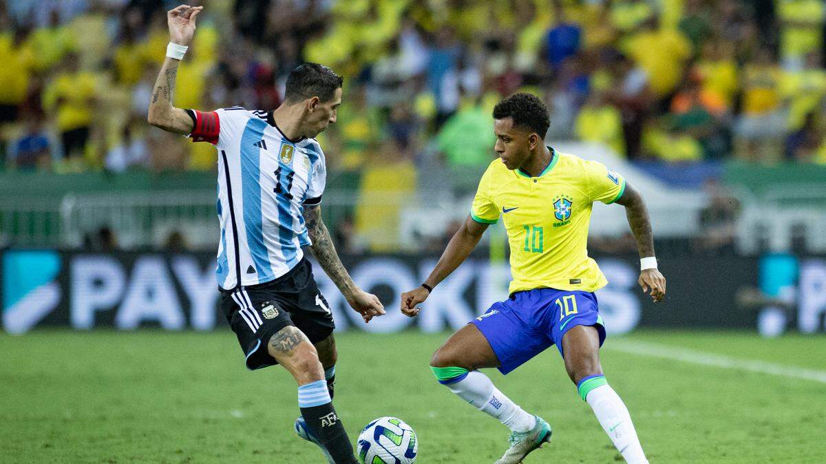 Rodrygo, delantero de la selección de Brasil (der.), afirmó que ha sido sujeto de insultos racistas en las redes sociales tras el partido de la eliminatoria mundialista disputado esta semana ante Argentina.