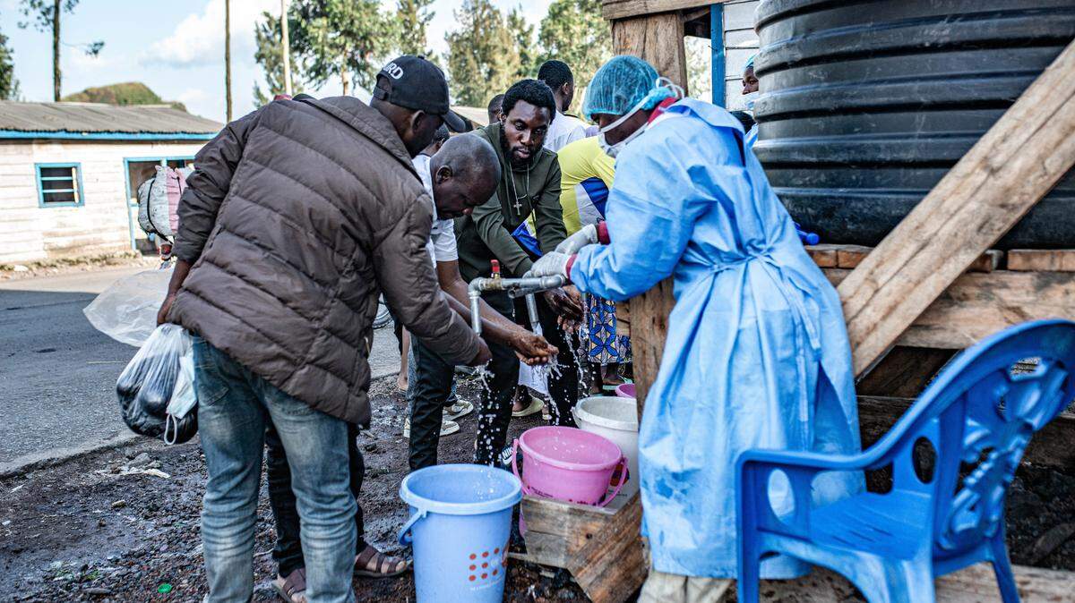 Trabajadores sanitarios realizan controles de temperatura y revisiones de salud a viajeros en el puesto de control de Kanyaruchinya el 24 de mayo de 2026 en Goma, República Democrática del Congo.