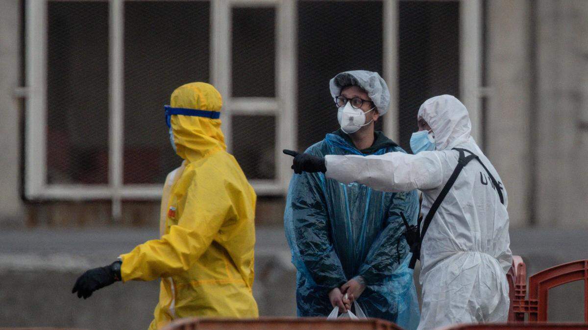Personal médico conversa con un ciudadano estadounidense después de haber sido evacuado del MV Hondius en el puerto de Granadilla el 10 de mayo de 2026 en Tenerife, parte de las Islas Canarias, España.