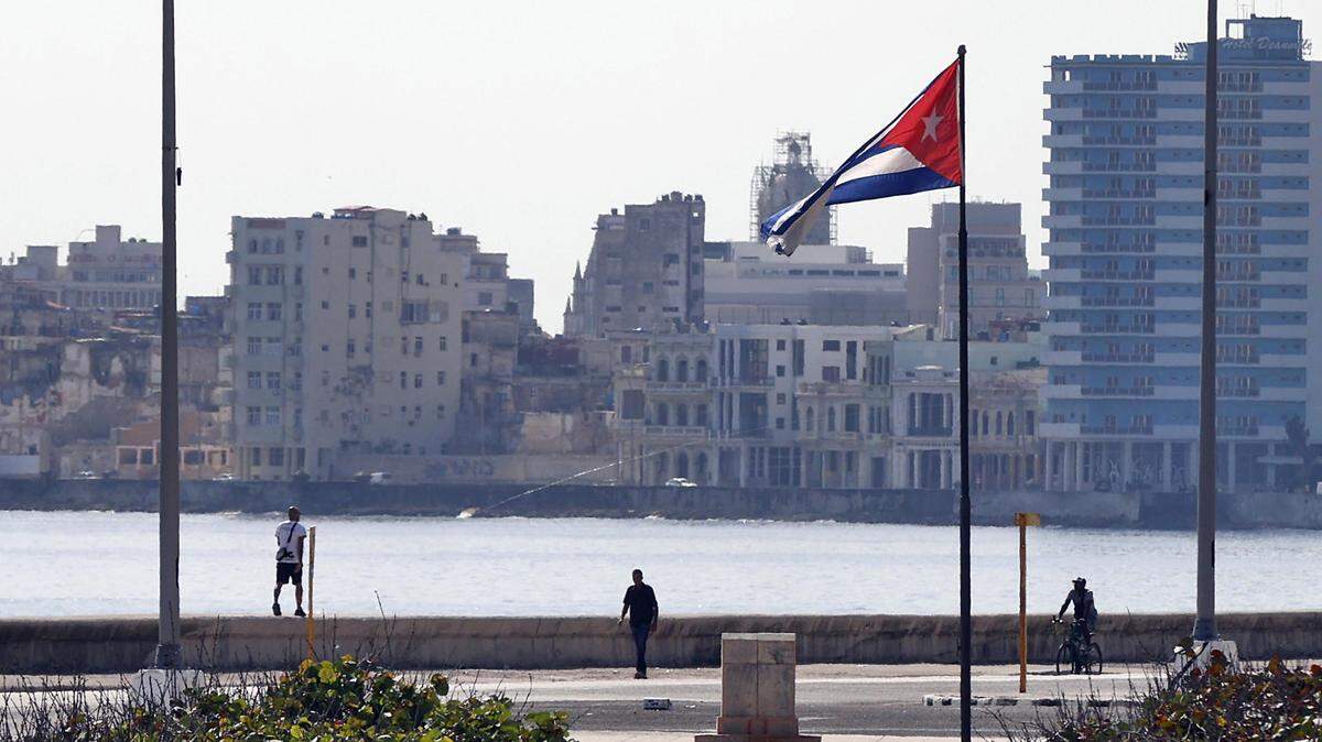 Un grupo de personas camina por el Malecón habanero este martes, 10 de junio de 2025, en La Habana, Cuba.