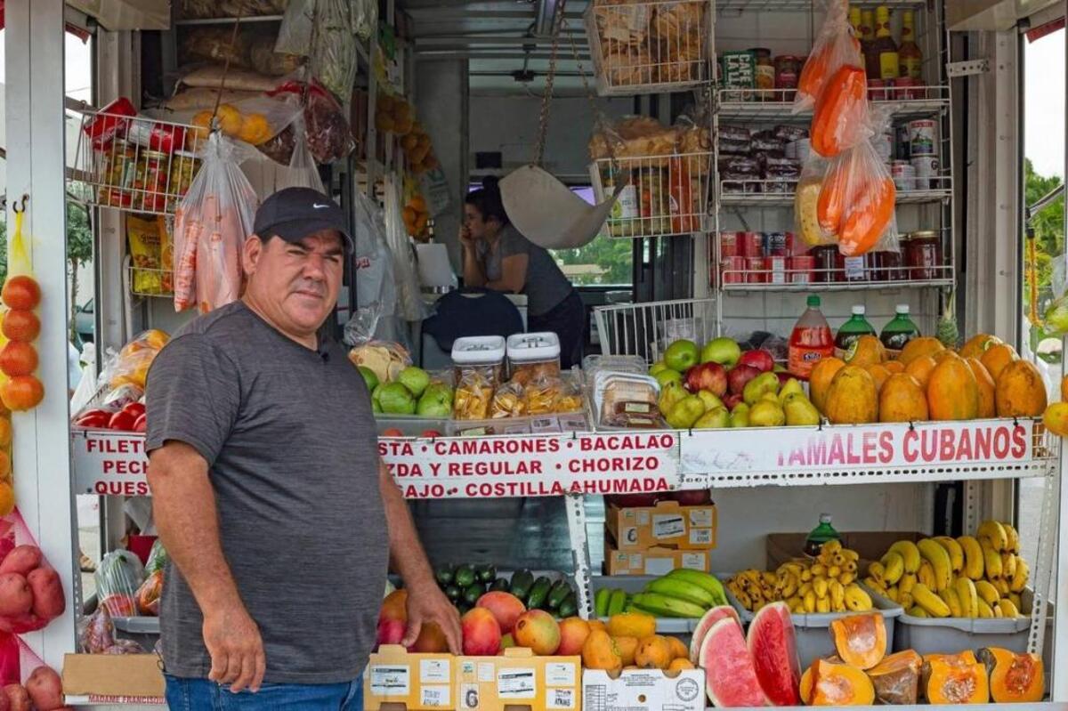 Arturo Tamayo junto a su camioneta-bodega esperando a que los clientes paseen, mientras que su esposa Nancy prepara batidos adentro, el miércoles 20 de junio del 2018.