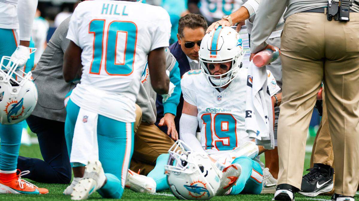 El quarterback de Miami Dolphins Skylar Thompson (19) recibe atención médica después de sufrir una lesión en el pecho durante el tercer cuarto contra los Seattle Seahawks en Lumen Field, el 22 de septiembre de 2024; en Seattle, Washington.