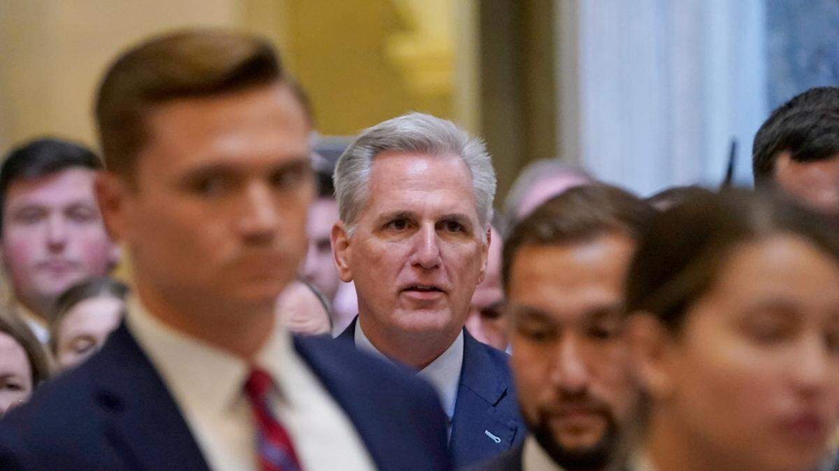 Kevin McCarthy, republicano de California, se dirige a la Cámara Baja antes de la votación que terminaría destituyéndolo de su posición como presidente de ese organismo, el martes 3 de octubre de 2023, en el Capitolio de Washington D.C.