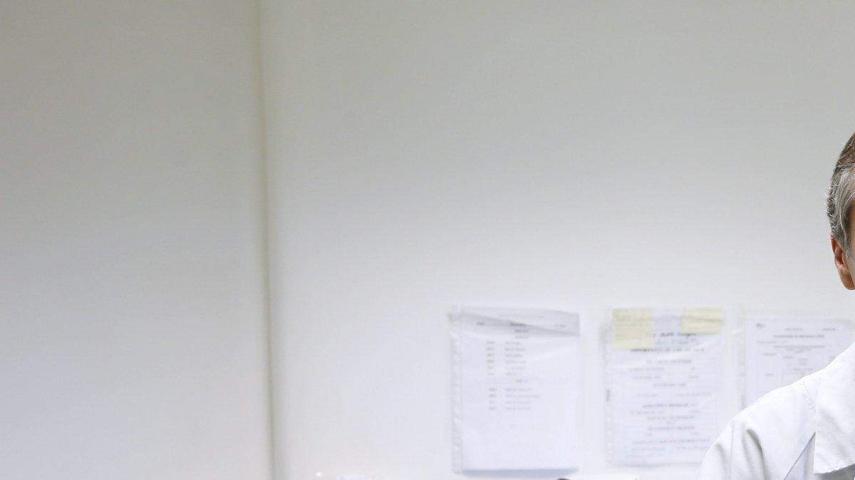El Profesor francés Paul Hofman en el 1 de noviembre de 2014 en el hospital universitario de Niza, sureste de Francia. Un equipo médico francés liderado por Hofman anunció el 31 de octubre un gran avance en la detección precoz del cáncer de pulmón a través de un simple análisis de sangre, que se describe como "una primicia mundial". 