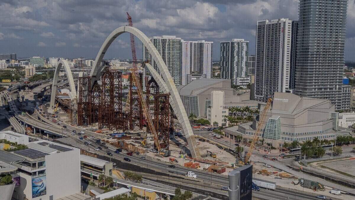 Los arcos del “emblemático puente” de la I-395 sobre Biscayne Boulevard se alzan entre el Arsht Center, a la derecha, y el Museo de Ciencias Frost, abajo a la izquierda.