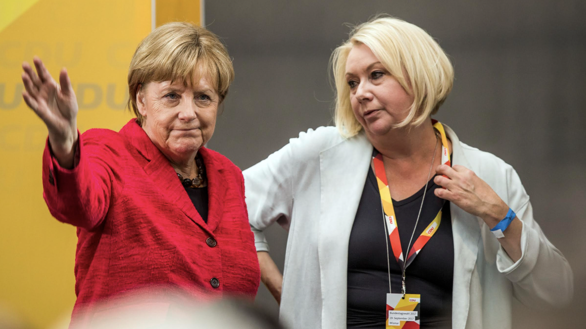 Angela Merkel (izquierda) con Karin Strenz (derecha).